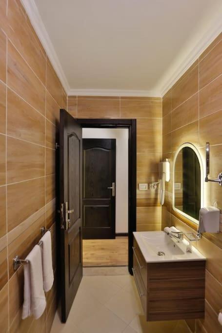 Parkside Boutique 3 Bbr Serviced Apartment - Ocean Blue - Near Airport Kairo Bagian luar foto