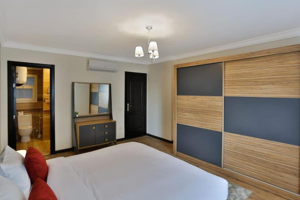 Parkside Boutique 3 Bbr Serviced Apartment - Ocean Blue - Near Airport Kairo Bagian luar foto